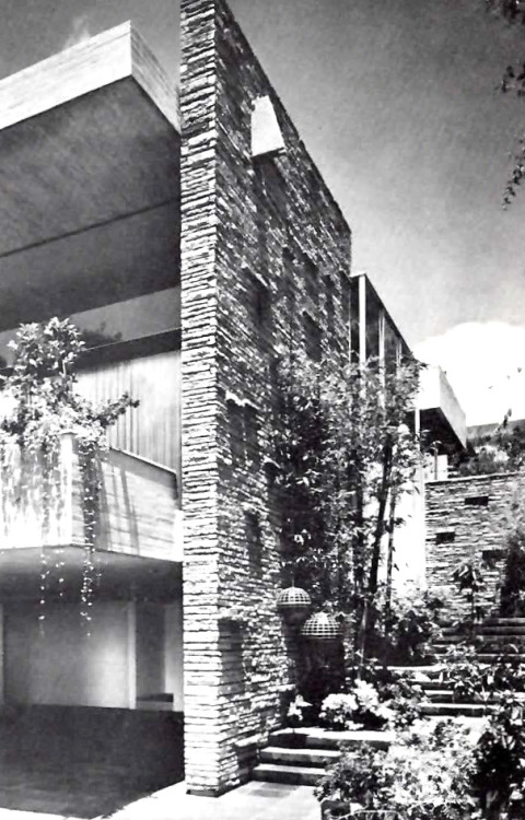 unavidamoderna:Detalle de la fachada, Casa en Lomas, Sierra Cotopaxi 265, Lomas de Chapultepec, Migu