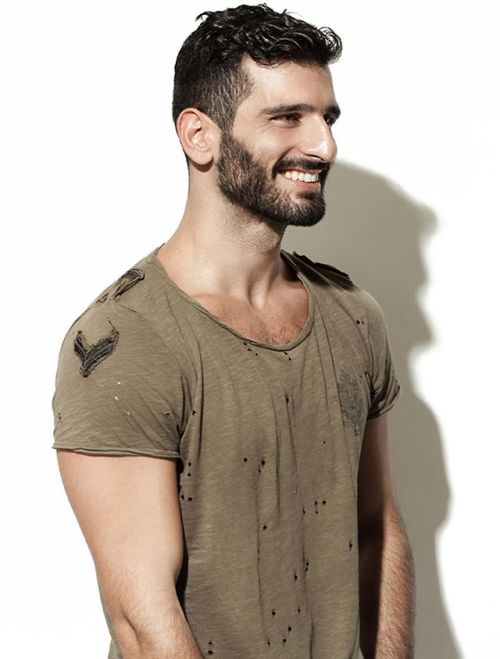 todohombres:  Mixalis Kampourakis Este hombre me tiene enamorado! Está buenísimo! 