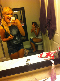 Amateur Girls on the Toilet