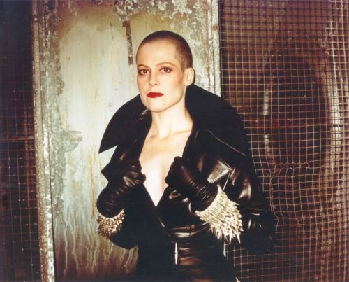 There are so many photos of Sigourney posing around the Alien3 set. Something about the bald-woman-i