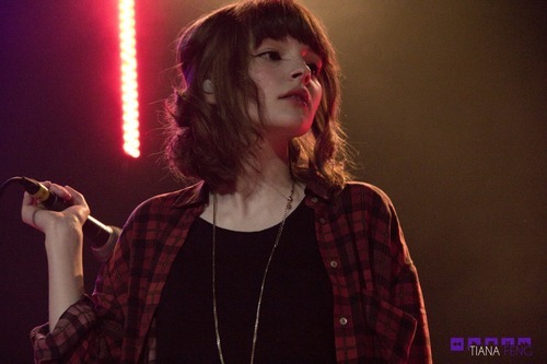 sheimpiternal:  Idk why but Lauren Mayberry (from CHVRCHES) reminds me of Carmilla      maybe are the clothes