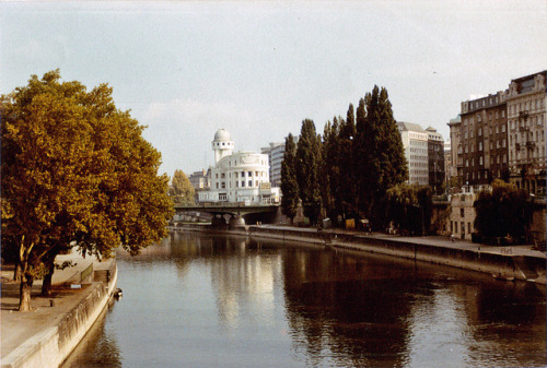 Eine Reise zurück in das Jahr 1986. Der Donaukanal damals noch ohne Badeschiff, aber mit der be