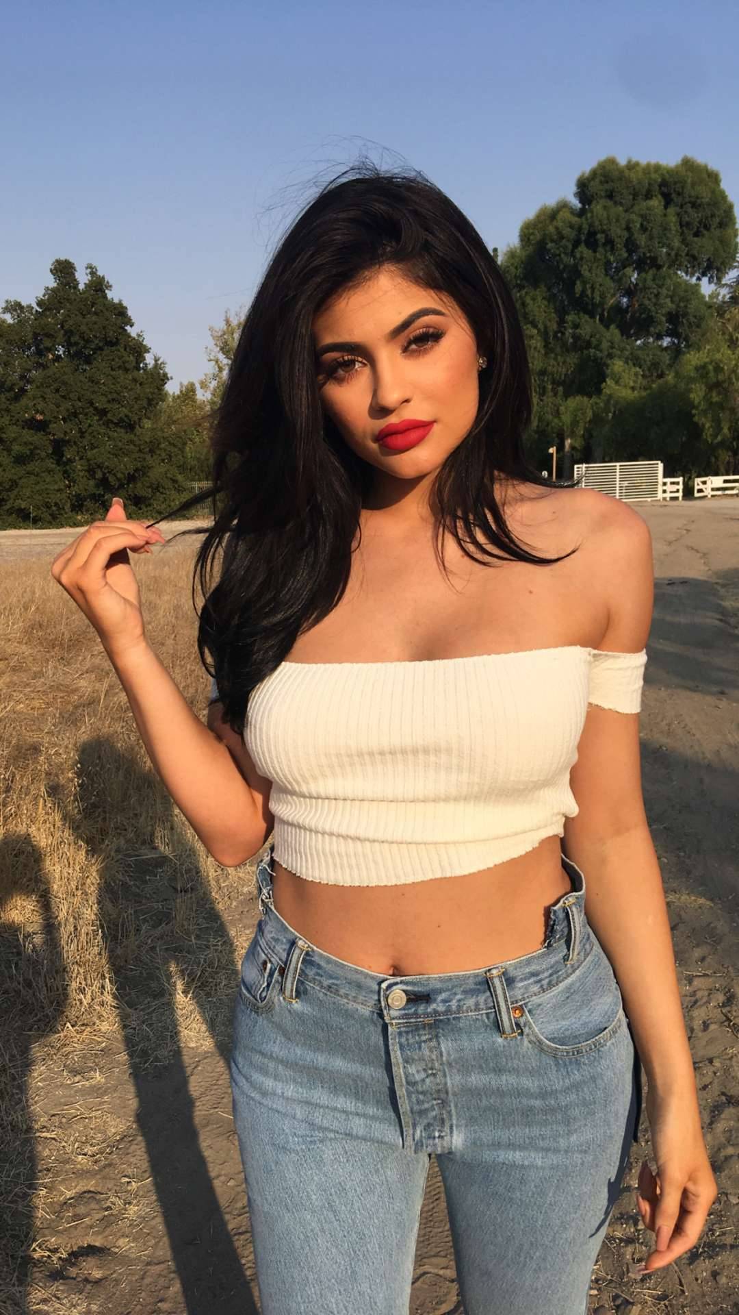 h0ttestcelebrities:  Kylie Jenner   ENJOY. 😎http://pt2391.tumblr.comTHANKS TO