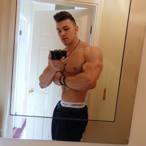 musclboy:  “Biceps into pecs…” 😈