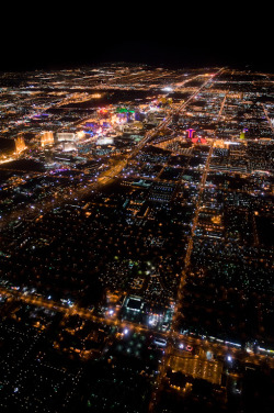 fuckyeahairplaness:  The Strip at Night from