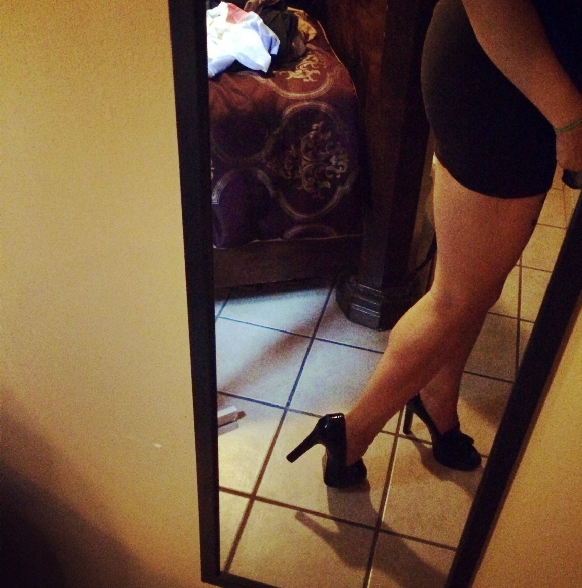 classyzm:  Check it.. Ms. No booty   My legs look aight