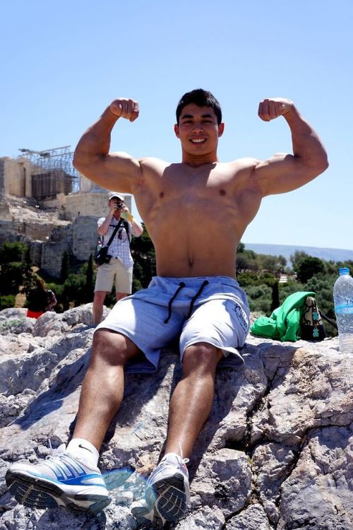 sexy-lads:  Carlos Eduardo flexing biceps on rock