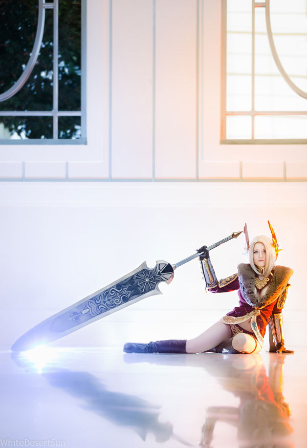 hottestcosplayer:  Gotta love that reflection.