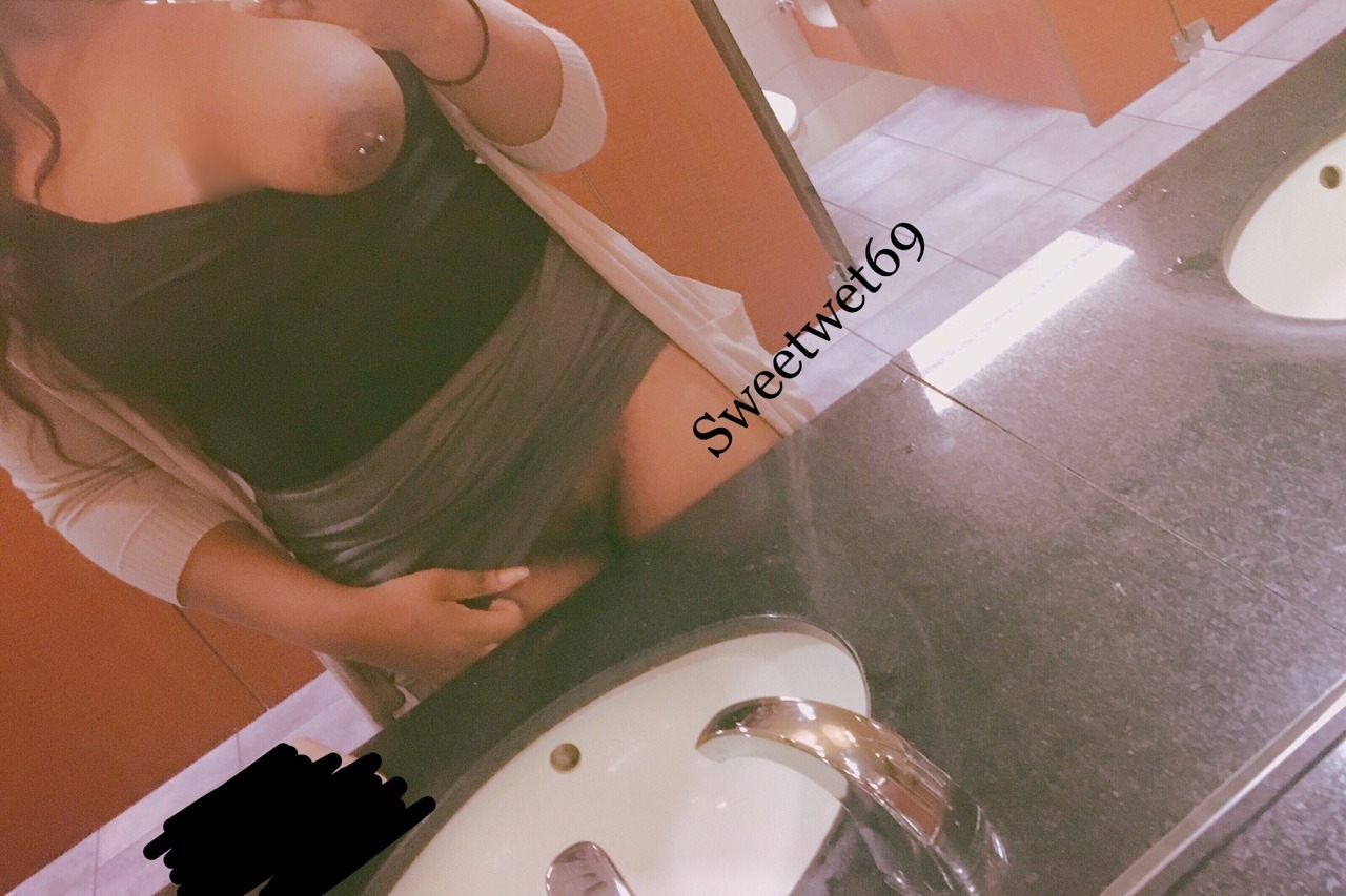 sweetwet69:  Pantyless and Braless 😍😋. Perfect for dates😏