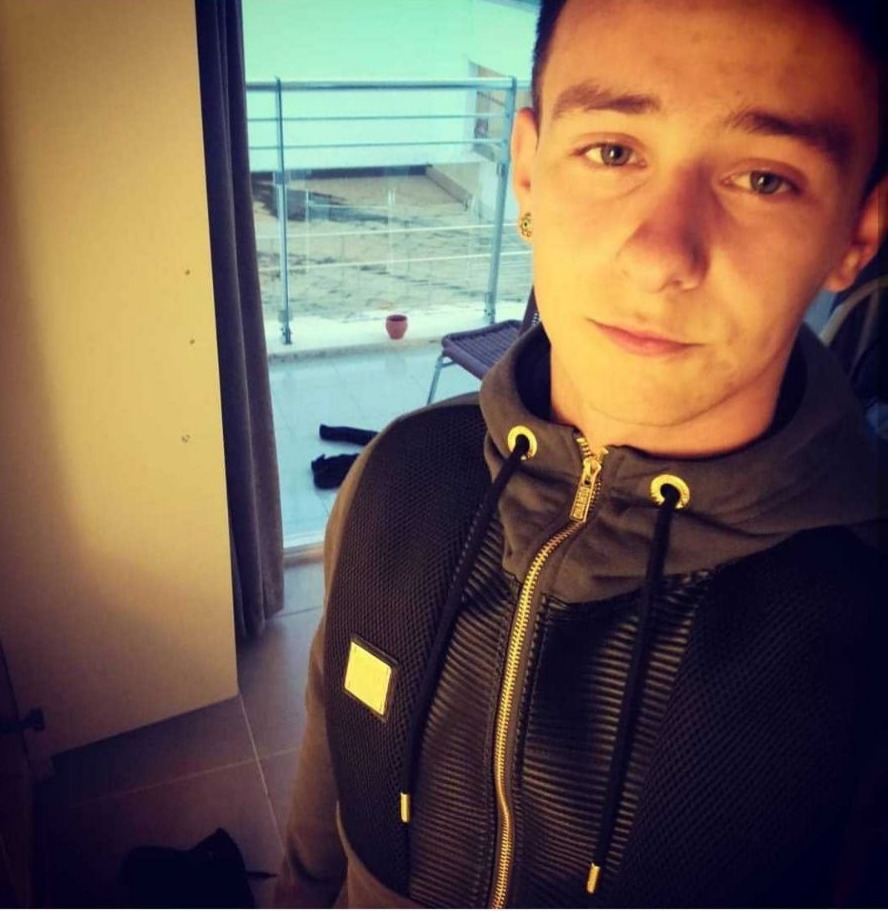 luke-winters:  freebaitss:  Kieran Hairy Straight Chav From UK showing off his impressive