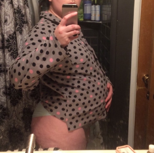 peachypearchub:  it looks like I’m pregnant lol