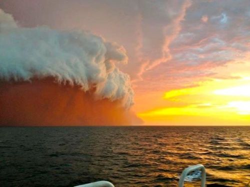 SAND &lsquo;TSUNAMI&rsquo; OFF THE COAST OF AUSTRALIA In recent weeks, Australia has suffered throug