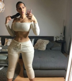 goood-thickness:  Amirah’s got some great curves