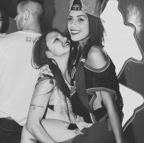 idrathergoforgirls:  👭