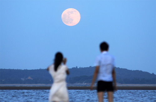 discoverynews:  When The Supermoon Wowed The WorldThis month’s highly anticipated “supermoon eclipse” may be a magical treat for skywatchers, but there’s nothing supernatural about the event.On Sept. 27, skywatchers throughout North and South