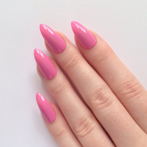 julibimbo:the nails look so good :)  Cute little barbie doll nails.