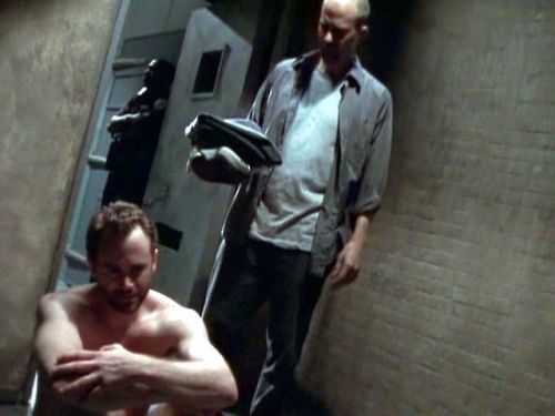 byo-dk&ndash;celebs: nudialcinema: Lee Tergesen nudo in “Oz” (ep. “A Game of C