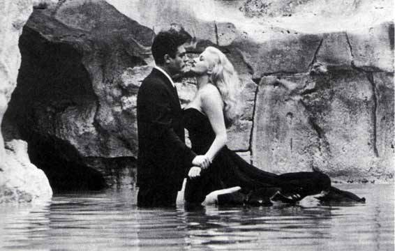 Anita Ekberg e Marcello Mastroianni in La Dolce Vita.