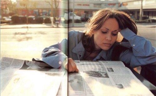 thesaddestchorusgirlintheworld:Fiona loitering morosely around LA while notably lacking both sunglas