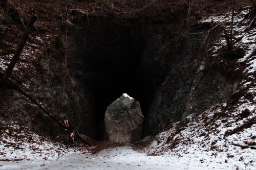 1.9 monMorning gravel ride①冬枯れた丹沢の林道へ。林道の入り口では遥か遠くに見えていた雪が、進むにつれ道を覆うようになる。♫カノン 　 &ldquo;Janis Crunch