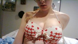 treadmill-to-oblivion:  porntintedglasses:  New bikini   very grainy webcam.  Lovely! Filed Under: “Things My Inbox Needs.”  Natural curves