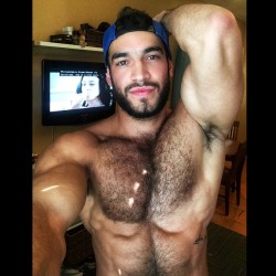 skippypodar:  hairynmuscleman:Hairy’n’Muscle