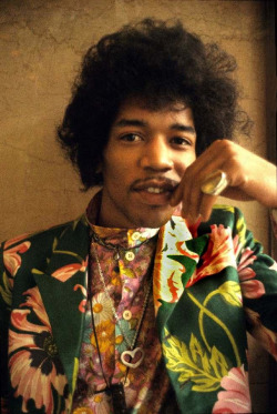 disimba:  Jimi stylin’ in that groovy ass nehru collar shirt 