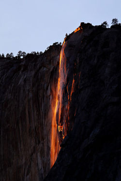 acracies:  Falling Lava by Chung Hu  