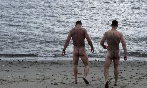 brentwalker092:  willnsf:  SO arousing!  Best of army buds!   Hot dirty naked guys :)