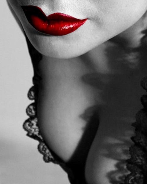 adessoomaipiu:  sexylilkitten:  Lips of temptation 💜💜  T