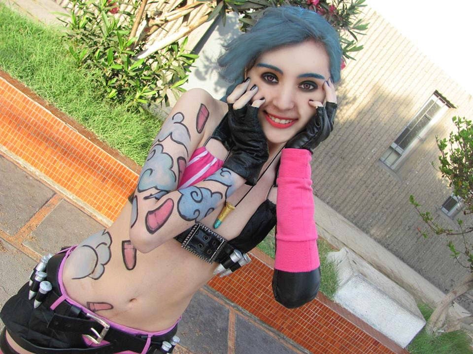 league-of-legends-sexy-girls:Jinx Cosplay