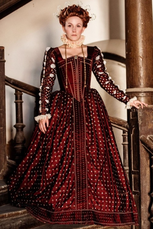 Queen Elizabeth I’s Red Gown (based on The Hampden Portrait of Elizabeth I, by Van Der Meulen, 1560s