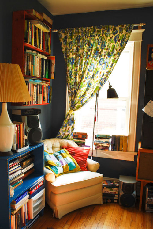 thaurantiell:  Some beautiful reading nooks. 