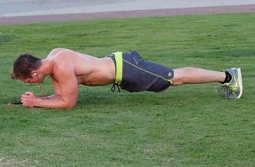 musclsvg:  Ear budded stud shuts out the world with music and finishes his training with a core work