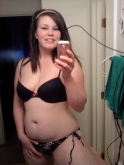 fat-village:  Real name: Lindsey Looking: Date Pictures: 39 Naked pics: Yes Free sign-up: Yes Profile: HERE