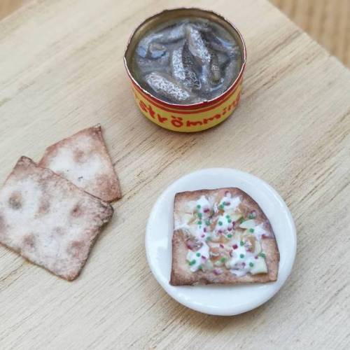 Fermented Baltic Sea herring on flatbread. With potatoes, red onion, sourcream and chives. It’