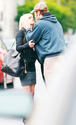 chrisprattdelicious:  Anna Faris shares a sweet kiss with husband Chris Pratt during