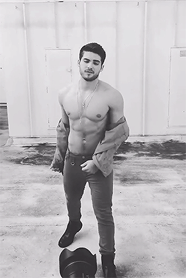 zaindaqui: he’s so  damn sexy af