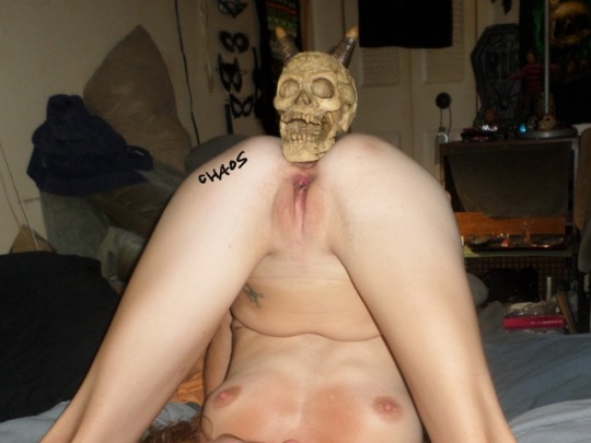 XXX georgechaos:  Halloween nude with my skull, photo