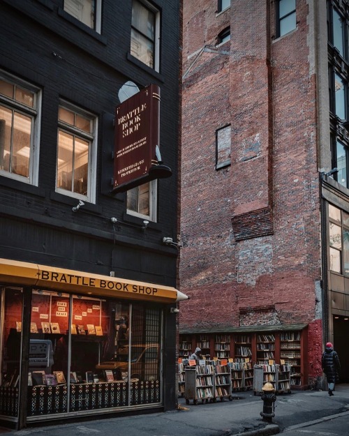 utwo: Brattle Book Shop Boston since 1825 © ｌａｕｒｅｎ 