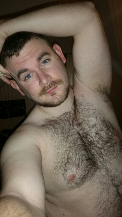 bea-subete:  I don’t want to go to work, why can’t I just stay all cozy and naked in bed 