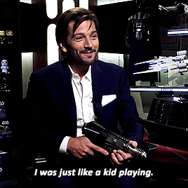 newtpotters:Harrison Ford, Ewan McGregor, Diego Luna and their weapon’s noises on set.