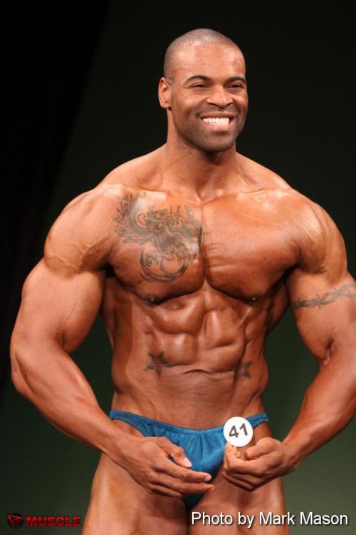 muscleforme:Hot man with a bad case of gyro. 