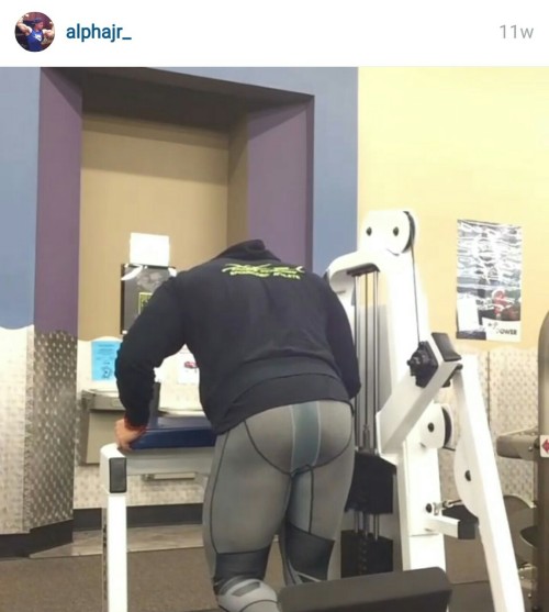 athleticguysandgear:  This guy is not shy with those tights. And he’s got no reason to be! 