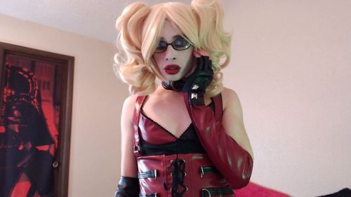 missrobo:  missrobo:  Ohai light  That’s it, I’m going to finally use my other two Harley costumes sometime this week I’ve already got the domino mask started, I’ll post pics after my first pull!