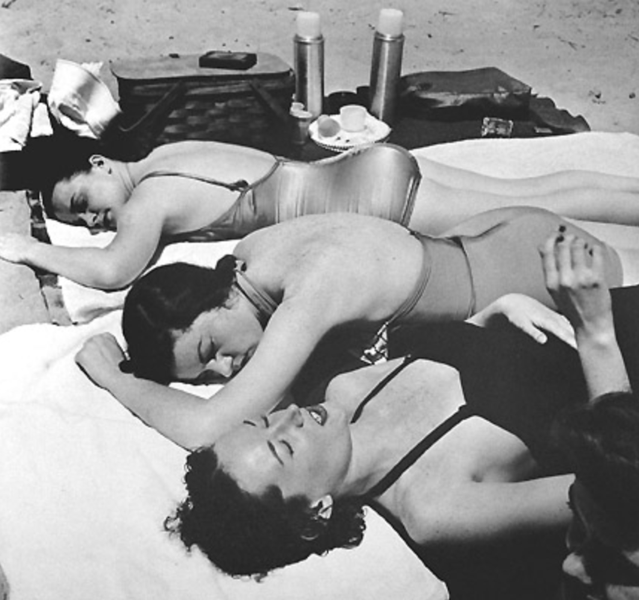 Толстухи жмж. Девушки на пляже Нью. Жжм красиво. Кони Айленд США 1950. Подростки жжм.