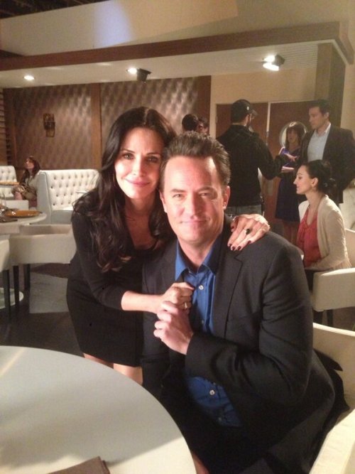 h-u-m-o-u-r:  recklessandwanderlust:   MATTHEW PERRY JUST TWEETED THIS THERE ARE TEARS IN MY EYES  My original ship  why couldn’t they just get married in real life please