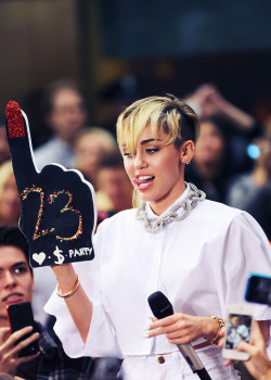 lord-miley-cyrus:  official miley cyrus blog