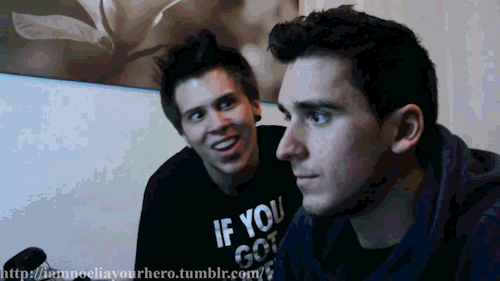 i-self-destructed-me:  iamnoeliayourhero:  Hacer el ROBOT (?  Rubius<3 