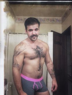 valykas:  godsalphamales:  brandontyson:  Fun and junk ;)   mi hermano llega y me pregunta si ya le prepare su baño su ropa y su cena…claro que le contesto que si, todo listo como El ha ordenado…luego me ordena que le de un masaje relajante antes